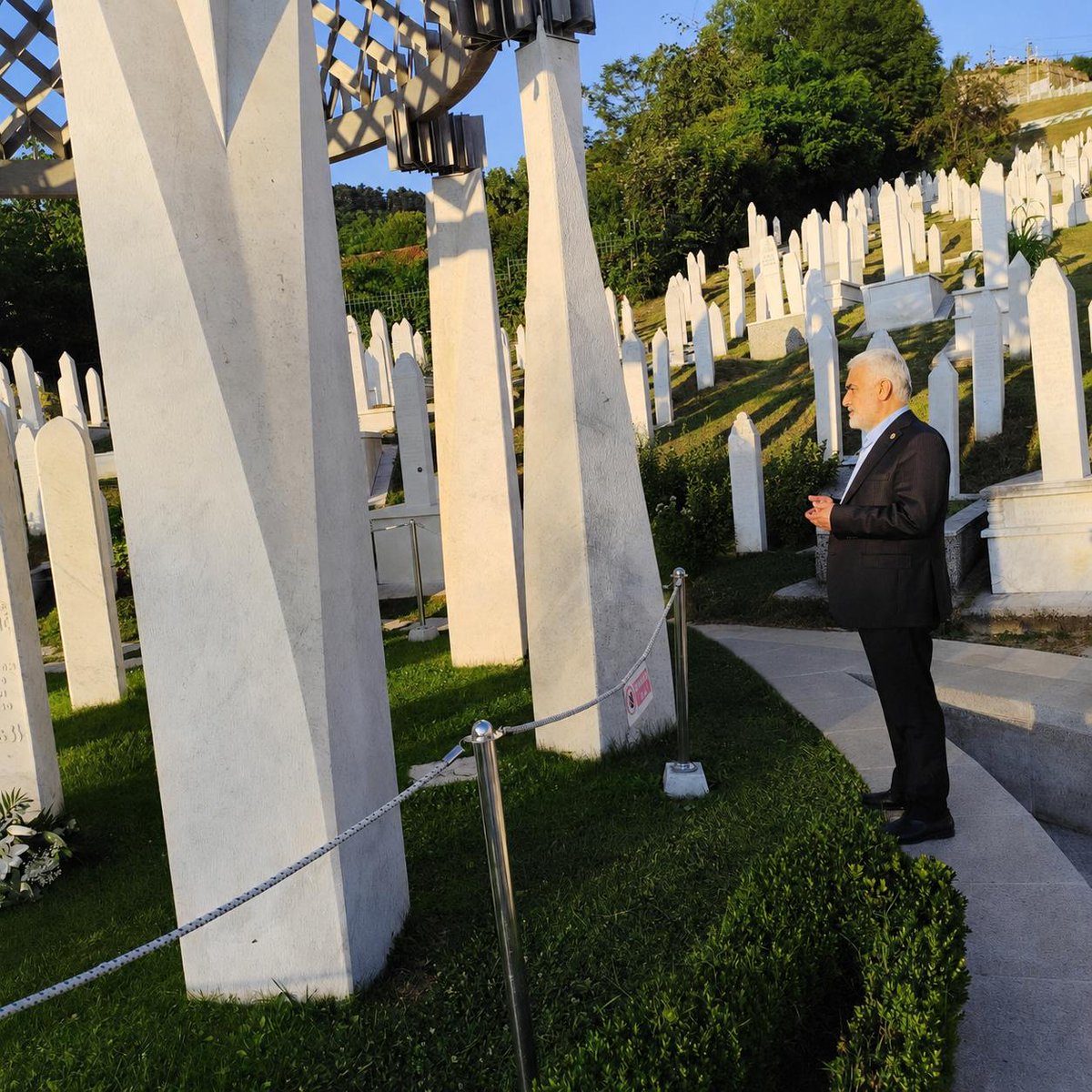 HurDavaPartisi's tweet photo. Genel Başkanımız Sayın Zekeriya Yapıcıoğlu, Srebrenitsa Soykırımı'nın 31'inci yılını anma töreni dolayısıyla bulunduğu Potoçari'de ziyaretlerde bulundu.

İnsanlığa Karşı Suç ve Soykırım Müzesi’ni ziyaret ederek hatıra defterini imzaladı. 

Potoçari Anıt Mezarlığı'nda soykırım kurbanlarına dua edip, Boşnak kardeşlerimizin acılarını paylaştı.