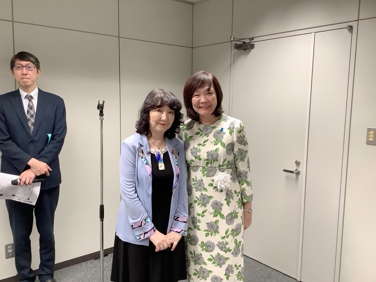 satsukikatayama's tweet photo. 安倍晋三元総理の志を継承する集い、第4回、懇親会でご挨拶させて頂き、締めくくりは皆さんと記念撮影。「昭恵さんが多方面で活躍されている事、本当に私達の救いです。責任ある積極財政は安倍総理がやり残した事。ここに集われた皆様のご支援で、一歩一歩進んでいます。」 https://t.co/JwGplQCk6k