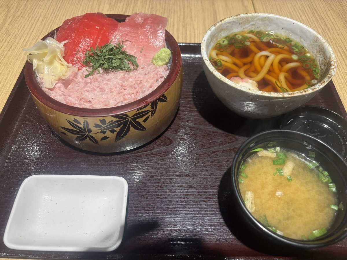 Viewt_TheFirst's tweet photo. 大黒帰りの海老名SAで、
本日１食目のご飯！
#光岡自動車 #ラセード https://t.co/Czb8TF2sTH