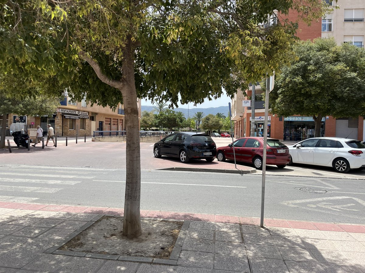 FranJara7's tweet photo. @MurciaPolicia hasta cuando tenemos que aguantar los vecinos que nos bloqueen el vado de la comunidad los clientes que van a la tienda de pesca en el paseo Florencia? https://t.co/mLLsnQJtNW