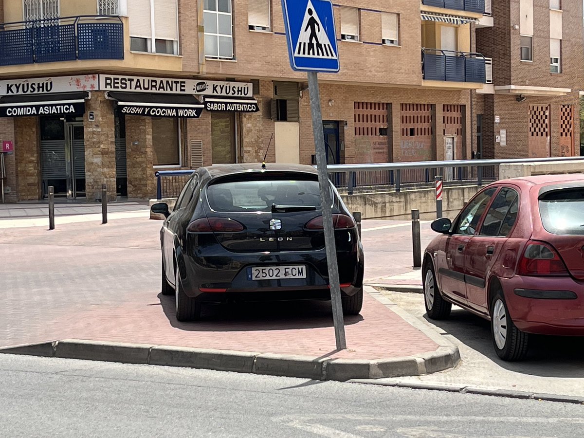 FranJara7's tweet photo. @MurciaPolicia hasta cuando tenemos que aguantar los vecinos que nos bloqueen el vado de la comunidad los clientes que van a la tienda de pesca en el paseo Florencia? https://t.co/mLLsnQJtNW