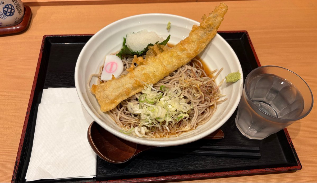_mashinosa's tweet photo. 改札を出る前にお蕎麦を食べて余裕！

穴子天は良いけど温かい蕎麦にすれば良かったな😭 https://t.co/NJSiGDI7Qz