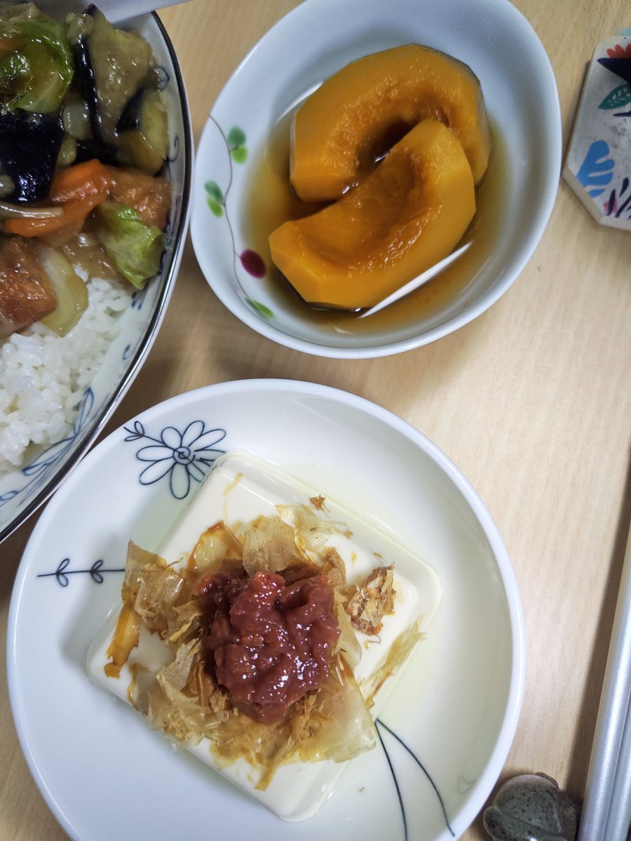 cookingnachi's tweet photo. おうち居酒屋 なち🏮オープン
夏ですねぇ〜😆🌻
私は今日は一日実家の草刈り💦
今夜はスタミナ回復料理にしました
・カイコウハン(鶏球飯)
・カボチャと梅肉冷や奴
です。愛知県の東海市のソールフード鶏球飯😋コレ最高に美味しいです😋
醤油ベースの中華飯に鶏の唐揚げが入ってるイメージです😋🙏 https://t.co/cEYUgBGViI