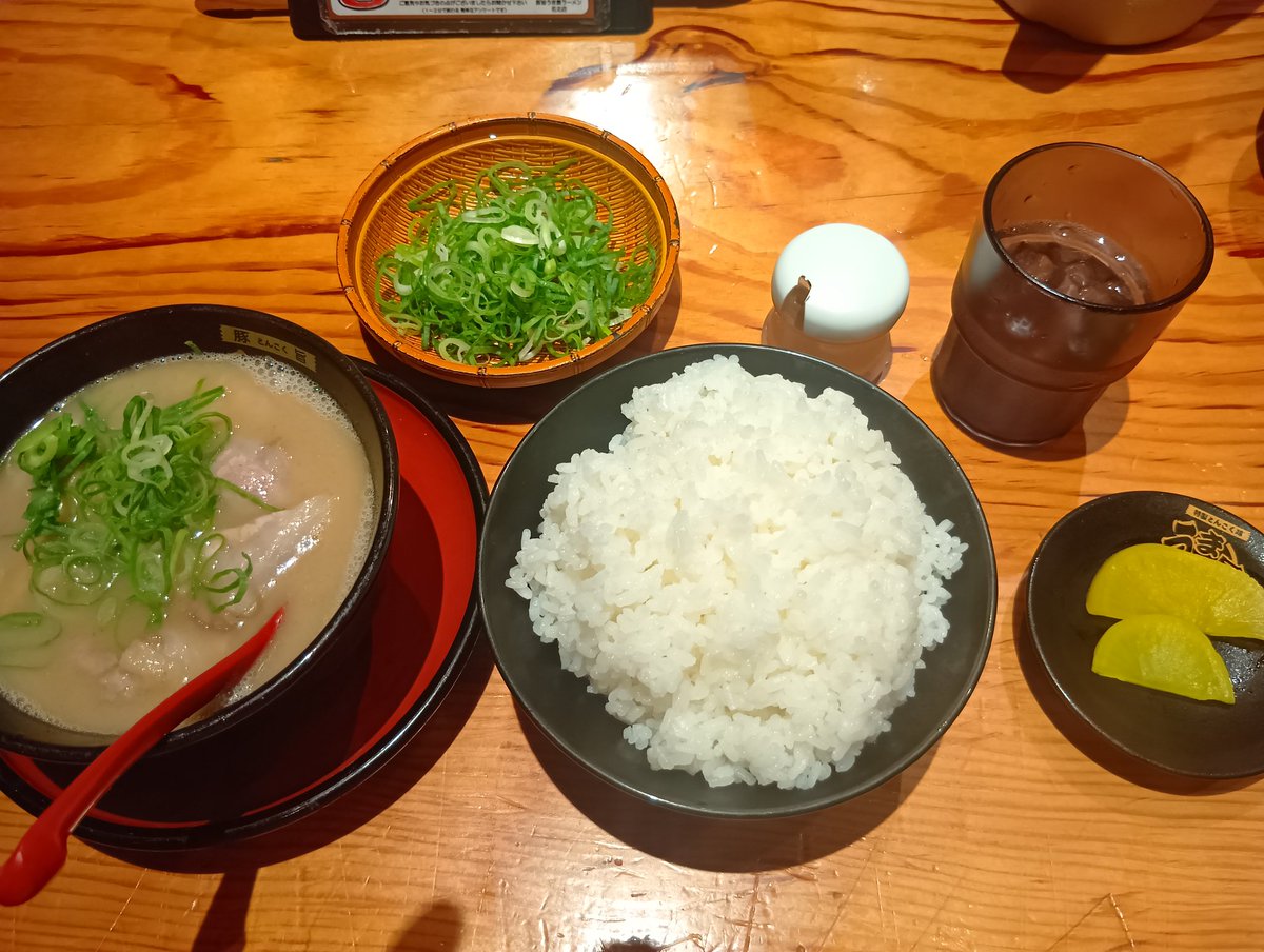 tokunon0807's tweet photo. 豚旨うま屋　名北店
「ミニラーメン」
「大ライス」
「九条ねぎ」
「おろしニンニク」

個人的にはうま屋の麺は微妙で要らない。
ミニラーメンを頼んでスープさえあれば大ライスをぶっ込んで食うのがベスト。 https://t.co/2Oy4U37Y9y