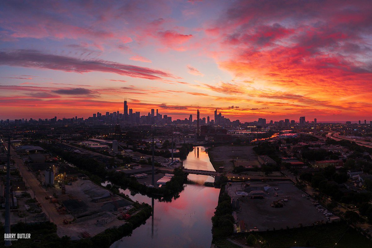 barrybutler9's tweet photo. Saturday City Spectacular.  Today's sunrise in Chicago.  #weather #chicago #news #ilwx https://t.co/lXtIeMBrR9