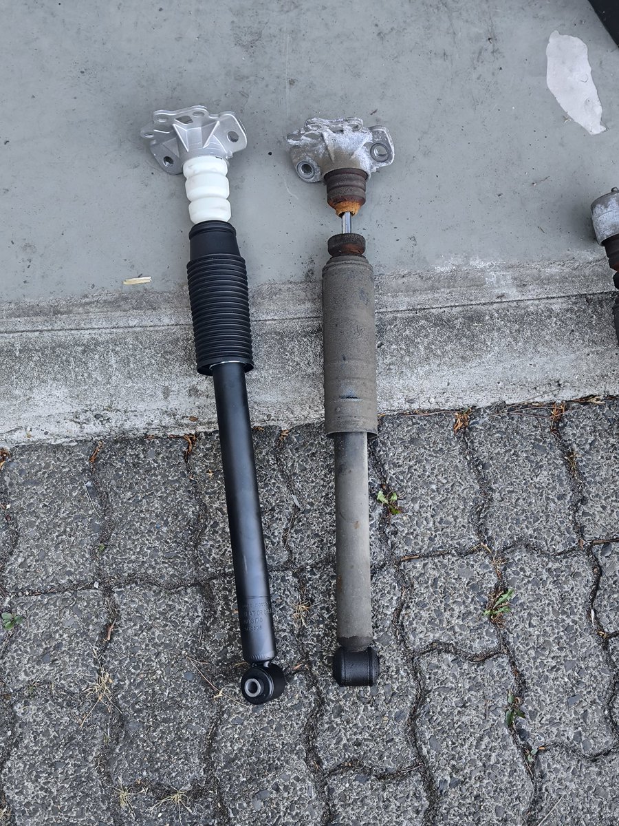 chefhahn's tweet photo. Heute selbst die hinteren Stoßdämpfer gewechselt. Habe 2,5 Stunden benötigt. Die Werkstatt wollte 800 Euro. 
Dämpfer von Sachs haben mich knapp 100 Euro gekostet. 
Werkstattstunde liegt bei 140 Euro sagte man mir auf Nachfrage...😳💸💸💸 https://t.co/xccVJ5rgTW