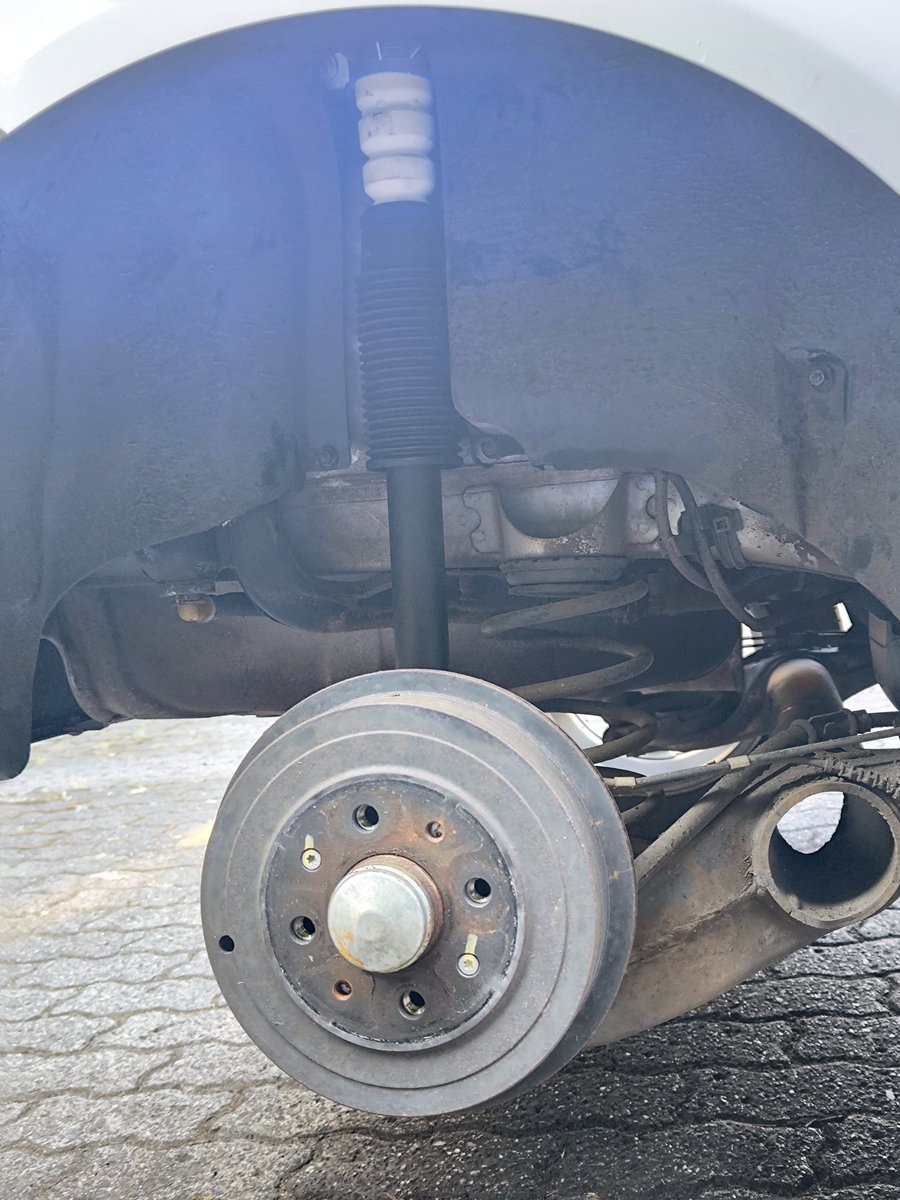 chefhahn's tweet photo. Heute selbst die hinteren Stoßdämpfer gewechselt. Habe 2,5 Stunden benötigt. Die Werkstatt wollte 800 Euro. 
Dämpfer von Sachs haben mich knapp 100 Euro gekostet. 
Werkstattstunde liegt bei 140 Euro sagte man mir auf Nachfrage...😳💸💸💸 https://t.co/xccVJ5rgTW