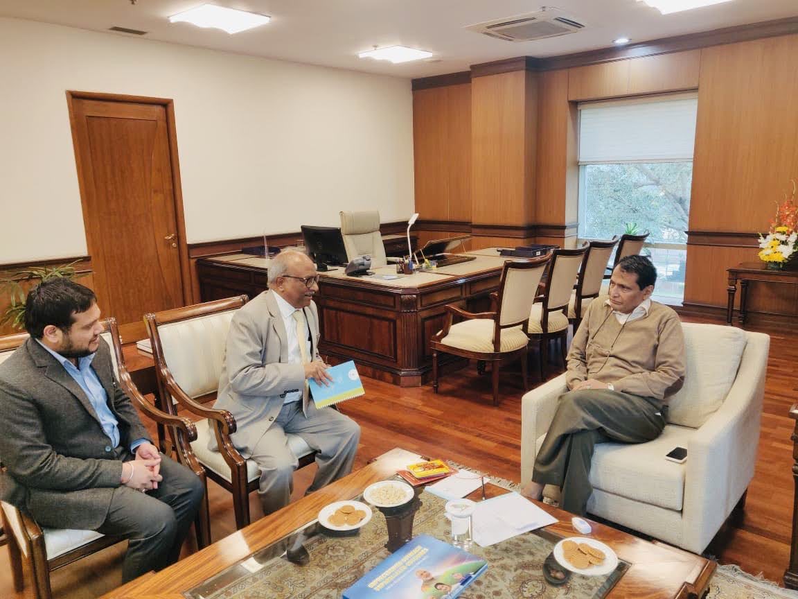 Thevikrantvik's tweet photo. Wishing a very Happy Birthday to Shri ⁦@sureshpprabhu⁩ Sir 

Your visionary leadership and dedicated service to the nation continue to inspire. Wishing you good health, happiness, and continued success.🙏💐 https://t.co/nr6kpysvNA