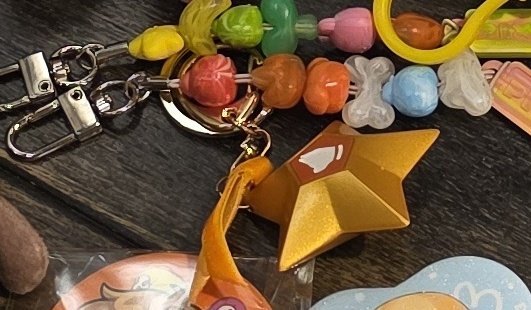 yoo11ng's tweet photo. [RT=🧡]
안녕하세요? 제가 수사학의 별을 꺼낸지 하루만에 잃어버렸다는 소식인데요
혹시 홍대-홍입 2호선 이쪽에서 고리 없이 덜렁 떨어져있는 덕개 수사학의 별을 보신 분들 있다면 연락주세요..ㅜㅜ https://t.co/Ku48phZsUj