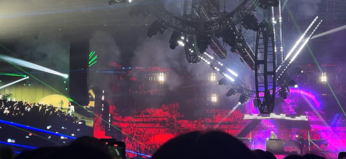 menglijian_'s tweet photo. 지금 무슨 일이 일어나고 있나요?
 ㄴ 형은 무대 중앙에서 디제잉하고 동생은 킥보드 타고 공연장 돌아다녀요 https://t.co/C4qtJbBWif