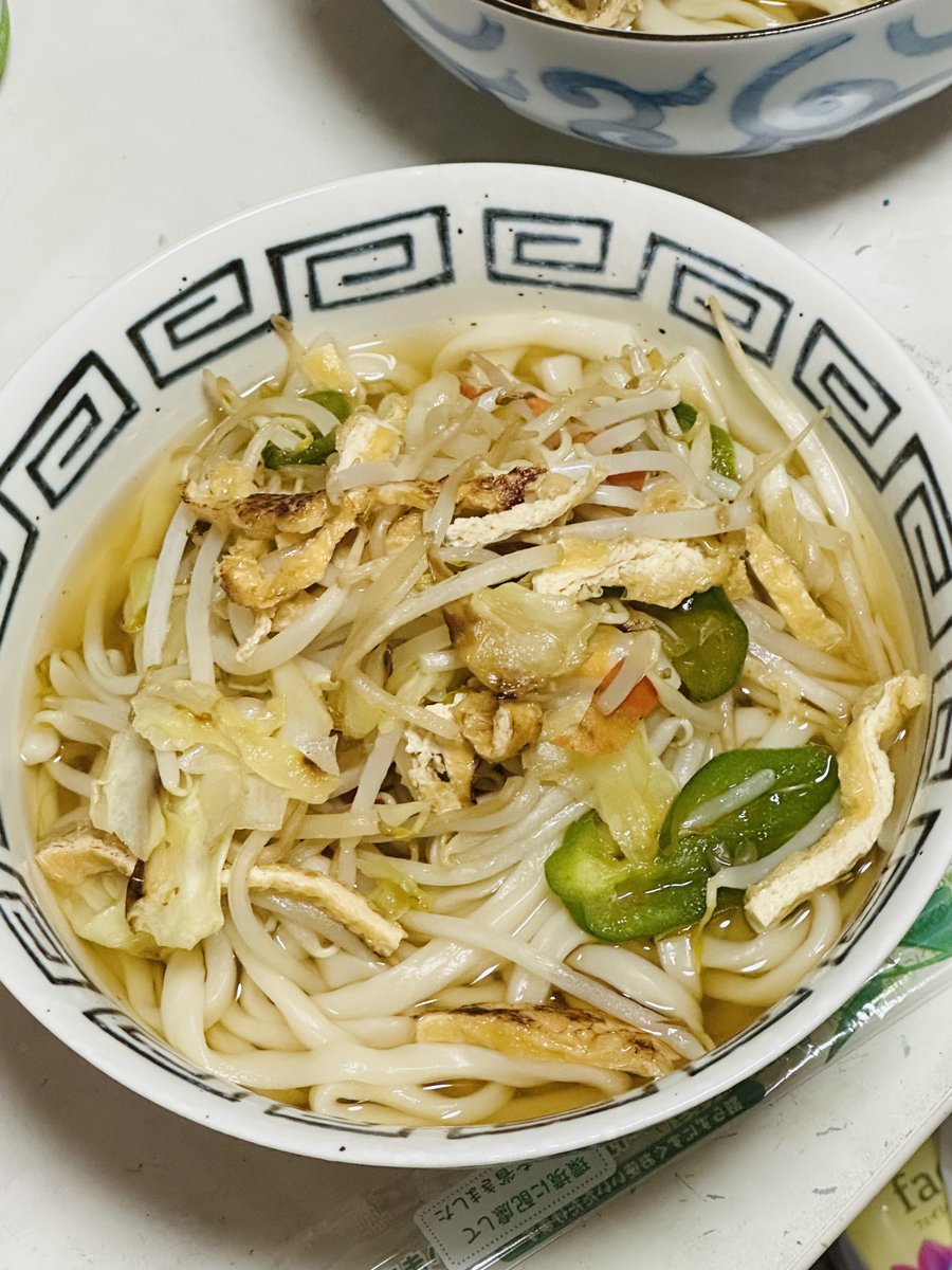tetta_i's tweet photo. 話題の生うどん買ってみた。
本日の夕飯は野菜炒めうどん。
味見で麺2本ほど食べみたけどコシよりツルツルな感じ。
美味い！
2玉で300円。
また買おう。
#吉池
#生うどん https://t.co/h328CPy0e6