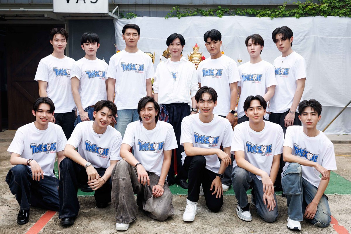 RainbowNewsent's tweet photo. Star Hunter ปลุกตำนานซีรีส์วายวัยเรียน!
ส่ง “TIMEZONE เขตรักอันตราย” ย้อนหัวใจรักครั้งแรก ปั้นนักแสดงหน้าใหม่ยกเซ็ต

TIME ZONE WORSHIP
#TIMEZONEบวงสรวง #TIMEZONEเขตรักอันตราย #TimeZoneTheSeries #เขตรักอันตราย #StarHunterEntertainment

Star Hunter Entertainment ปลุกตำนานซีรีส์วายวัยเรียนอีกครั้ง! จัดพิธีบวงสรวงและเก็บภาพฟิตติ้ง “TIMEZONE เขตรักอันตราย” ซีรีส์โรแมนติก คอมเมดี้ ดราม่า ที่จะพาผู้ชมย้อนกลับไปสัมผัสช่วงเวลาวัยเรียนมัธยม พร้อมถ่ายทอดเรื่องราวภายใต้ธีม “เพราะความรัก…คือการเติมเต็มพื้นที่ว่างของกันและกัน” นำโดย 2 ผู้บริหาร คุณโอ๋ - ยชญ กรณ์หิรัญ ประธานกรรมการ และ คุณเฟิร์ส - ชนันตร์ ลาภอนันต์รุ่ง ประธานเจ้าหน้าที่บริหาร ร่วมด้วย ครูต้า - วิทวัส สังสะกิจ ที่ปรึกษาด้านการผลิตและกรรมการผู้จัดการ HUNTER VILLAGE by Star Hunter Entertainment และ คุณอธิชา ขวัญคง Content Acquisition Manager, iQIYI Thailand ซึ่งมาร่วมแสดงความยินดีและเป็นสักขีพยานในพิธี

“เมื่อเด็กแหกกฎ ต้องมาเจอกับประธานนักเรียนสุดเป๊ะ! จากห้องปกครอง…สู่ห้องของหัวใจ”

“TIMEZONE เขตรักอันตราย” ถ่ายทอดเรื่องราวของ “ไทม์” เด็กนักเรียนชั้น ม.5 ห้องบ๊วย จอมกวน แสบ ซน ผู้ใช้ชีวิต นอกกฎระเบียบ จนวันหนึ่งถูก “โซน” ประธานนักเรียนห้องคิงส์ ผู้เคร่งครัดในกฎระเบียบ จับได้ว่าหนีเรียนจากคนที่ไม่มีวันมองหน้ากัน กลับต้องมาใกล้ชิดกัน ด้วยข้อเสนอสุดคาดไม่ถึง เมื่อ “คนหนึ่งเกิดมาเพื่อคุมกฎ” ส่วน “อีกคนเกิดมาเพื่อแหกกฎ” เรื่องราวความสัมพันธ์ที่เริ่มต้นจากห้องปกครอง จึงค่อย ๆ เปลี่ยนเป็นความรู้สึกที่ไม่มีอยู่ในระเบียบข้อไหนของโรงเรียน           

คุณโอ๋ - ยชญ กรณ์หิรัญ ประธานกรรมการ บริษัท สตาร์ ฮันเตอร์ เอ็นเตอร์เทนเม้นท์ จำกัด กล่าวว่า “ตอนที่โอ๋เริ่มทำซีรีส์วายครั้งแรก “Love Sick The Series รักวุ่น วัยรุ่นแสบ” ถือว่าสร้างปรากฎการณ์แปลกใหม่มาก ๆ ณ ตอนนั้น จากความสำเร็จตรงนี้ โอ๋เลยนำประสบการณ์จากการทำซีรีส์วายเรื่องแรกมาต่อยอดและเปิดบริษัทผลิตซีรีส์วาย Star Hunter Entertainment ร่วมกับพาร์ทเนอร์ คือ พี่เฟิร์ส และเราก็มีการพูดคุยกันมานานว่าอยากจะกลับมาทำซีรีส์วัยเรียนมัธยมขาสั้นอีกครั้ง โดย “TIMEZONE” ไม่ใช่เพียงการเล่าเรื่องความรัก แต่เป็นการพาผู้ชมย้อนกลับไปหาความทรงจำที่สวยงามที่สุดของชีวิต ทุกคนต่างเคยมีช่วงเวลาที่เรียกว่าวัยมัธยม ไม่ว่าจะเป็นเพื่อนคนแรก คนที่เคยนั่งโต๊ะข้าง ๆ หรือใครบางคนที่เคยทำให้เราใจเต้น ทุกความทรงจำเหล่านั้นยังอยู่ในใจเสมอ โอ๋อยากให้ TIMEZONE พาผู้ชมย้อนกลับไปสัมผัสความรู้สึกแบบนั้นอีกครั้ง เหมือนตอนที่หลายคนเคยหลงรัก Love Sick ซึ่งเป็นซีรีส์วายเรื่องแรกที่โอ๋ทำ หรือ ภาพยนตร์ “รักแห่งสยาม” ที่ไม่ได้เล่าแค่เรื่องความรัก แต่เล่าเรื่องการเติบโตของชีวิต

สำหรับโอ๋ ความรักไม่ใช่การเปลี่ยนแปลงใคร แต่คือการที่คนสองคนค่อย ๆ เติมเต็มพื้นที่ว่างของกันและกัน TIMEZONE จึงไม่ใช่แค่ซีรีส์วัยเรียน แต่เป็นเรื่องของการเติบโต การยอมรับความแตกต่าง และการค้นพบว่าบางครั้งคนที่แตกต่างที่สุดอาจเป็นคนที่เข้าใจเรามากที่สุดครับ”

ด้าน คุณเฟิร์ส - ชนันตร์ ลาภอนันต์รุ่ง ประธานเจ้าหน้าที่บริหาร บริษัท สตาร์ ฮันเตอร์ เอ็นเตอร์เทนเม้นท์ จำกัด เปิดเผยว่า “ความตั้งใจสำคัญของโปรเจกต์นี้ คือการเลือกนักแสดงที่ทำให้ผู้ชมเชื่อว่าเป็น “เด็กมัธยม” จริง ๆ คือเราเลือกเริ่มต้นจากศูนย์ เพราะอยากให้คนดูเชื่อว่าพวกเขาคือนักเรียนจริง ๆ นักแสดงหลักแทบทั้งหมดไม่เคยผ่านงานแสดงมาก่อน เราไม่ได้มองหาคนที่มีชื่อเสียง แต่เรามองหาคนที่มีบุคลิกและพลังตรงกับตัวละครมากที่สุด เมื่อทุกคนมาอยู่รวมกัน เคมีที่เกิดขึ้นจึงเป็นธรรมชาติ เหมือนเราได้กลับไปเห็นเพื่อนในห้องเรียนจริง ๆ

เราเชื่อว่าความสดใหม่ของนักแสดง จะทำให้ผู้ชมได้ค้นพบความรู้สึกใหม่ ๆ ไปพร้อมกับการเติบโตของตัวละครในเรื่องนี้ครับ”

ขณะที่ผู้กำกับซีรีส์ มิ - ภูวดล เนาว์โสภา เผยว่า “ผมได้กลับไปทำการบ้านกับความทรงจำในวัยเรียนอย่างละเอียด เพื่อให้ทุกฉาก ทุกความสัมพันธ์ และทุกอารมณ์ มีความสมจริงที่สุด ผมกลับไปนึกถึงชีวิตตัวเองตอนเรียน ทั้งบรรยากาศหน้าเสาธง ห้องเรียน โรงอาหาร สนามฟุตบอล ห้องปกครอง หรือแม้แต่ความรู้สึกเวลาแอบชอบใคร ทุกอย่างถูกนำมาเป็นแรงบันดาลใจในการเล่าเรื่อง เพราะผมอยากให้คนดูรู้สึกว่า นี่คือชีวิตที่ทุกคนเคยผ่านมาจริง ๆ

TIMEZONE เป็นซีรีส์ Coming of Age ที่พูดถึงการเติบโต การยอมรับความแตกต่าง และความรักที่ค่อย ๆ เกิดขึ้นระหว่างคนสองคนที่เหมือนไม่มีทางเดินร่วมกัน แต่สุดท้ายกลับกลายเป็นคนที่เติมเต็มกันได้มากที่สุดครับ”