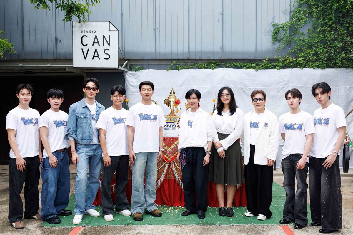 RainbowNewsent's tweet photo. Star Hunter ปลุกตำนานซีรีส์วายวัยเรียน!
ส่ง “TIMEZONE เขตรักอันตราย” ย้อนหัวใจรักครั้งแรก ปั้นนักแสดงหน้าใหม่ยกเซ็ต

TIME ZONE WORSHIP
#TIMEZONEบวงสรวง #TIMEZONEเขตรักอันตราย #TimeZoneTheSeries #เขตรักอันตราย #StarHunterEntertainment

Star Hunter Entertainment ปลุกตำนานซีรีส์วายวัยเรียนอีกครั้ง! จัดพิธีบวงสรวงและเก็บภาพฟิตติ้ง “TIMEZONE เขตรักอันตราย” ซีรีส์โรแมนติก คอมเมดี้ ดราม่า ที่จะพาผู้ชมย้อนกลับไปสัมผัสช่วงเวลาวัยเรียนมัธยม พร้อมถ่ายทอดเรื่องราวภายใต้ธีม “เพราะความรัก…คือการเติมเต็มพื้นที่ว่างของกันและกัน” นำโดย 2 ผู้บริหาร คุณโอ๋ - ยชญ กรณ์หิรัญ ประธานกรรมการ และ คุณเฟิร์ส - ชนันตร์ ลาภอนันต์รุ่ง ประธานเจ้าหน้าที่บริหาร ร่วมด้วย ครูต้า - วิทวัส สังสะกิจ ที่ปรึกษาด้านการผลิตและกรรมการผู้จัดการ HUNTER VILLAGE by Star Hunter Entertainment และ คุณอธิชา ขวัญคง Content Acquisition Manager, iQIYI Thailand ซึ่งมาร่วมแสดงความยินดีและเป็นสักขีพยานในพิธี

“เมื่อเด็กแหกกฎ ต้องมาเจอกับประธานนักเรียนสุดเป๊ะ! จากห้องปกครอง…สู่ห้องของหัวใจ”

“TIMEZONE เขตรักอันตราย” ถ่ายทอดเรื่องราวของ “ไทม์” เด็กนักเรียนชั้น ม.5 ห้องบ๊วย จอมกวน แสบ ซน ผู้ใช้ชีวิต นอกกฎระเบียบ จนวันหนึ่งถูก “โซน” ประธานนักเรียนห้องคิงส์ ผู้เคร่งครัดในกฎระเบียบ จับได้ว่าหนีเรียนจากคนที่ไม่มีวันมองหน้ากัน กลับต้องมาใกล้ชิดกัน ด้วยข้อเสนอสุดคาดไม่ถึง เมื่อ “คนหนึ่งเกิดมาเพื่อคุมกฎ” ส่วน “อีกคนเกิดมาเพื่อแหกกฎ” เรื่องราวความสัมพันธ์ที่เริ่มต้นจากห้องปกครอง จึงค่อย ๆ เปลี่ยนเป็นความรู้สึกที่ไม่มีอยู่ในระเบียบข้อไหนของโรงเรียน           

คุณโอ๋ - ยชญ กรณ์หิรัญ ประธานกรรมการ บริษัท สตาร์ ฮันเตอร์ เอ็นเตอร์เทนเม้นท์ จำกัด กล่าวว่า “ตอนที่โอ๋เริ่มทำซีรีส์วายครั้งแรก “Love Sick The Series รักวุ่น วัยรุ่นแสบ” ถือว่าสร้างปรากฎการณ์แปลกใหม่มาก ๆ ณ ตอนนั้น จากความสำเร็จตรงนี้ โอ๋เลยนำประสบการณ์จากการทำซีรีส์วายเรื่องแรกมาต่อยอดและเปิดบริษัทผลิตซีรีส์วาย Star Hunter Entertainment ร่วมกับพาร์ทเนอร์ คือ พี่เฟิร์ส และเราก็มีการพูดคุยกันมานานว่าอยากจะกลับมาทำซีรีส์วัยเรียนมัธยมขาสั้นอีกครั้ง โดย “TIMEZONE” ไม่ใช่เพียงการเล่าเรื่องความรัก แต่เป็นการพาผู้ชมย้อนกลับไปหาความทรงจำที่สวยงามที่สุดของชีวิต ทุกคนต่างเคยมีช่วงเวลาที่เรียกว่าวัยมัธยม ไม่ว่าจะเป็นเพื่อนคนแรก คนที่เคยนั่งโต๊ะข้าง ๆ หรือใครบางคนที่เคยทำให้เราใจเต้น ทุกความทรงจำเหล่านั้นยังอยู่ในใจเสมอ โอ๋อยากให้ TIMEZONE พาผู้ชมย้อนกลับไปสัมผัสความรู้สึกแบบนั้นอีกครั้ง เหมือนตอนที่หลายคนเคยหลงรัก Love Sick ซึ่งเป็นซีรีส์วายเรื่องแรกที่โอ๋ทำ หรือ ภาพยนตร์ “รักแห่งสยาม” ที่ไม่ได้เล่าแค่เรื่องความรัก แต่เล่าเรื่องการเติบโตของชีวิต

สำหรับโอ๋ ความรักไม่ใช่การเปลี่ยนแปลงใคร แต่คือการที่คนสองคนค่อย ๆ เติมเต็มพื้นที่ว่างของกันและกัน TIMEZONE จึงไม่ใช่แค่ซีรีส์วัยเรียน แต่เป็นเรื่องของการเติบโต การยอมรับความแตกต่าง และการค้นพบว่าบางครั้งคนที่แตกต่างที่สุดอาจเป็นคนที่เข้าใจเรามากที่สุดครับ”

ด้าน คุณเฟิร์ส - ชนันตร์ ลาภอนันต์รุ่ง ประธานเจ้าหน้าที่บริหาร บริษัท สตาร์ ฮันเตอร์ เอ็นเตอร์เทนเม้นท์ จำกัด เปิดเผยว่า “ความตั้งใจสำคัญของโปรเจกต์นี้ คือการเลือกนักแสดงที่ทำให้ผู้ชมเชื่อว่าเป็น “เด็กมัธยม” จริง ๆ คือเราเลือกเริ่มต้นจากศูนย์ เพราะอยากให้คนดูเชื่อว่าพวกเขาคือนักเรียนจริง ๆ นักแสดงหลักแทบทั้งหมดไม่เคยผ่านงานแสดงมาก่อน เราไม่ได้มองหาคนที่มีชื่อเสียง แต่เรามองหาคนที่มีบุคลิกและพลังตรงกับตัวละครมากที่สุด เมื่อทุกคนมาอยู่รวมกัน เคมีที่เกิดขึ้นจึงเป็นธรรมชาติ เหมือนเราได้กลับไปเห็นเพื่อนในห้องเรียนจริง ๆ

เราเชื่อว่าความสดใหม่ของนักแสดง จะทำให้ผู้ชมได้ค้นพบความรู้สึกใหม่ ๆ ไปพร้อมกับการเติบโตของตัวละครในเรื่องนี้ครับ”

ขณะที่ผู้กำกับซีรีส์ มิ - ภูวดล เนาว์โสภา เผยว่า “ผมได้กลับไปทำการบ้านกับความทรงจำในวัยเรียนอย่างละเอียด เพื่อให้ทุกฉาก ทุกความสัมพันธ์ และทุกอารมณ์ มีความสมจริงที่สุด ผมกลับไปนึกถึงชีวิตตัวเองตอนเรียน ทั้งบรรยากาศหน้าเสาธง ห้องเรียน โรงอาหาร สนามฟุตบอล ห้องปกครอง หรือแม้แต่ความรู้สึกเวลาแอบชอบใคร ทุกอย่างถูกนำมาเป็นแรงบันดาลใจในการเล่าเรื่อง เพราะผมอยากให้คนดูรู้สึกว่า นี่คือชีวิตที่ทุกคนเคยผ่านมาจริง ๆ

TIMEZONE เป็นซีรีส์ Coming of Age ที่พูดถึงการเติบโต การยอมรับความแตกต่าง และความรักที่ค่อย ๆ เกิดขึ้นระหว่างคนสองคนที่เหมือนไม่มีทางเดินร่วมกัน แต่สุดท้ายกลับกลายเป็นคนที่เติมเต็มกันได้มากที่สุดครับ”