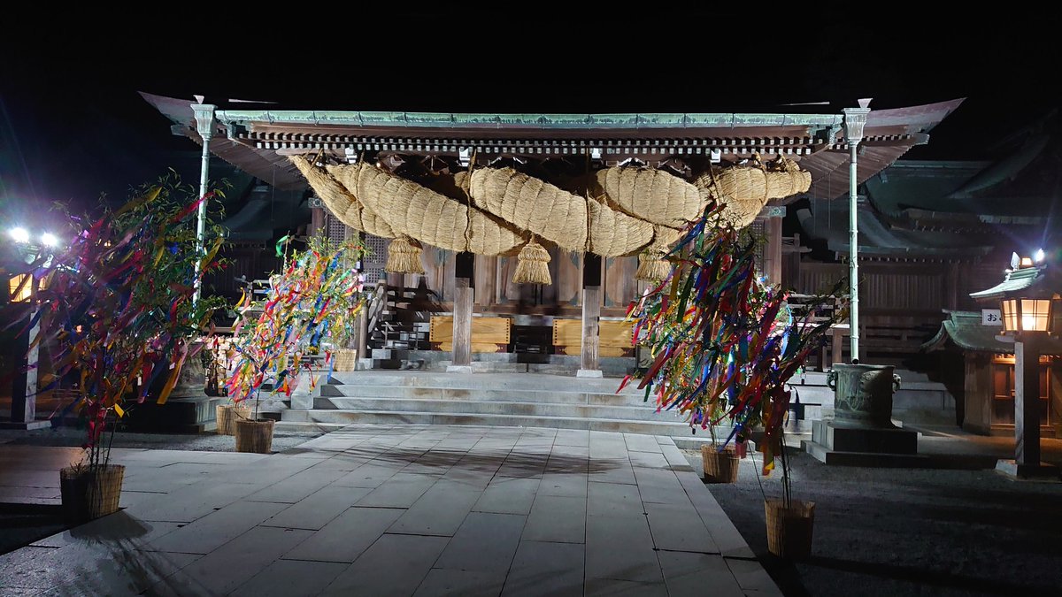 OkaginW's tweet photo. 帰路、夜24:00に福岡の宮地嶽神社（みやじだけじんじゃ）へ、風鈴1万2千個がライトアップされるという事で行ってみたがライトアップは22:00迄(--;)
特大の注連縄が圧巻でした。写真は、ライトアップされてない風鈴の路と最新手水舎
 https://t.co/OSVzkzANbq https://t.co/HjOtPrTnH5
