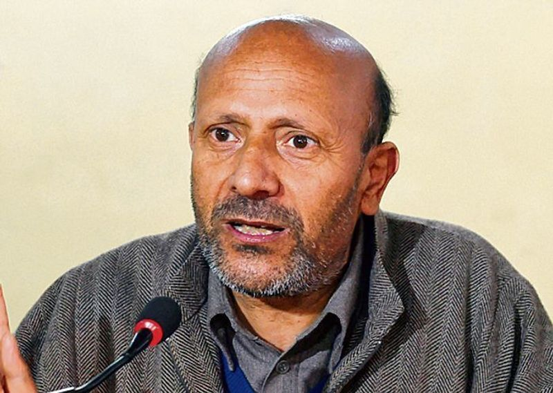 YunusKashmir's tweet photo. #EngineerRashid’s proposed #hunger #strike attempts to revive a #political narrative that has long been used to promote grievance and division. #JammuandKashmir today is focused on #development, #democracy, #stability and #opportunity. @bdun53 @vipul2777 @RDXThinksThat https://t.co/cD1qcym1OZ