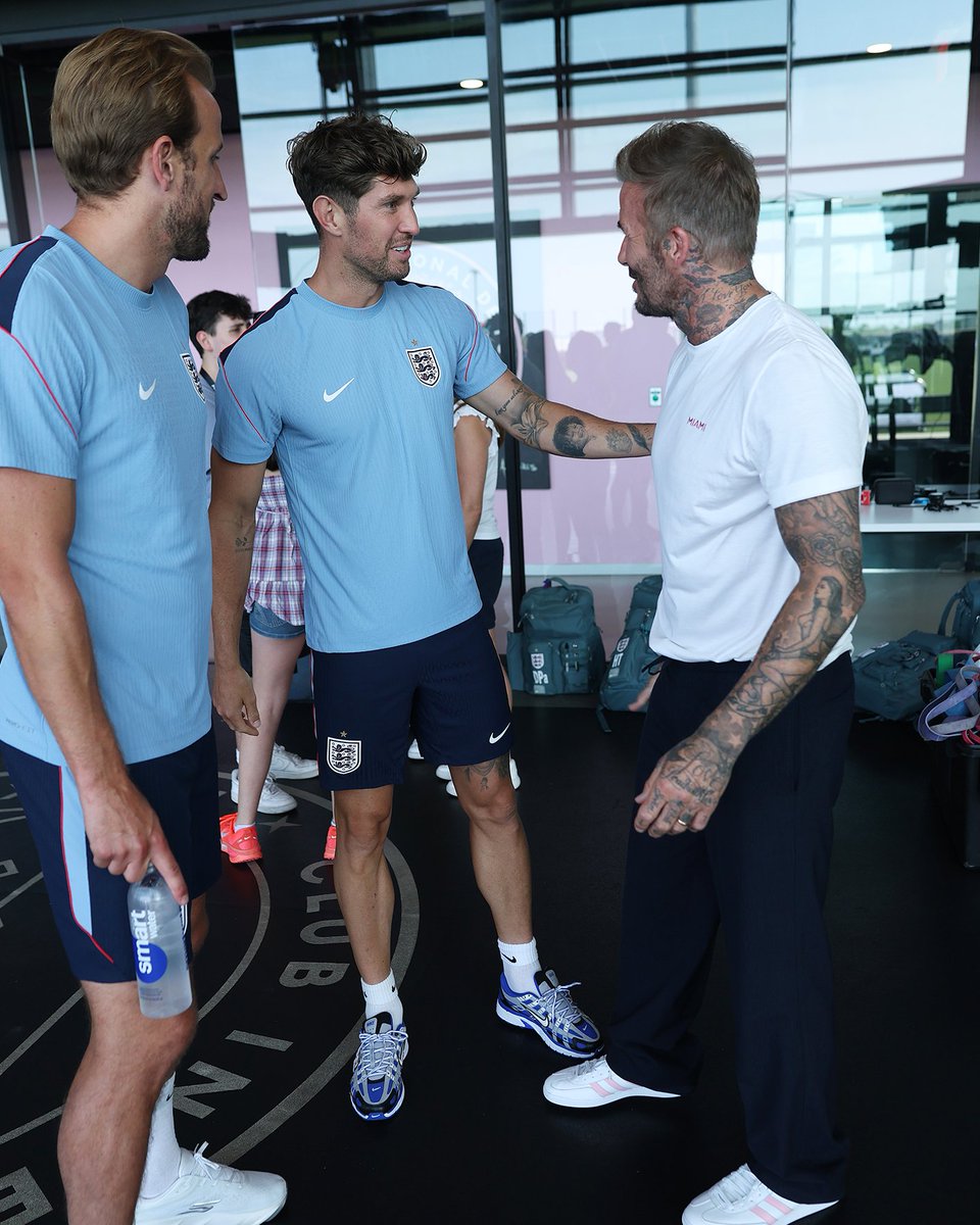 England's tweet photo. 🤝 Sir David Beckham https://t.co/nm3RKWZxWN