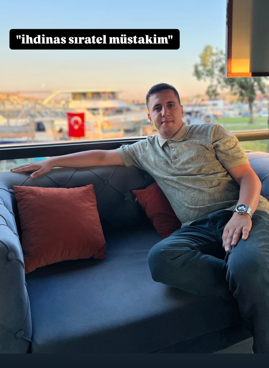 BALATLIiBO's tweet photo. Çevremiz çok kalabalık ama bu çevrenin içinde çok yalnızız dikkat ediyorum herkes herkesle çok samimi ama kimse kimsenin iş yapmasını ve bir yerlere gelmesini istemiyor bu da beni seyirci ettirdi bende kenara çekildim kendi şahsiyetimi korumakla meşgul olmayı seçtim  . https://t.co/NlGnYmy58o