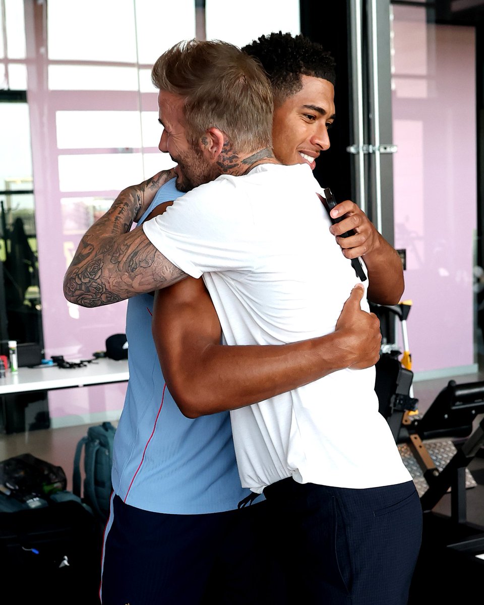 England's tweet photo. 🤝 Sir David Beckham https://t.co/nm3RKWZxWN