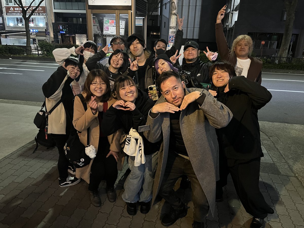 anmin_makura_y's tweet photo. 私をよく知ってる人に沖縄引っ越すこと伝えると、
アズアラのために！？って言われるんだけど、
そうです！！！！！
とは照れてしまって即答できない

あとバンドのためだけに仕事辞めて引っ越すのはパンチあるし、人生預けすぎなので違うと思う
でも違うとも言いきれない不思議なあれ
みんなが好き🏝 https://t.co/W0SSRh1spi