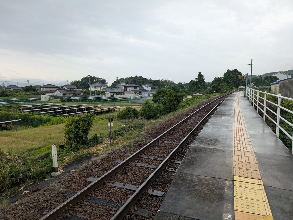 geky3zen's tweet photo. 阿波大谷駅周辺。住宅もありますがかなり田園地帯の
割合が高いようです。商業施設などは全く見当たりませんでした。ホームは盛り土の上にあるようで周囲からは高い場所にあります。 https://t.co/XyWVSYMsgM