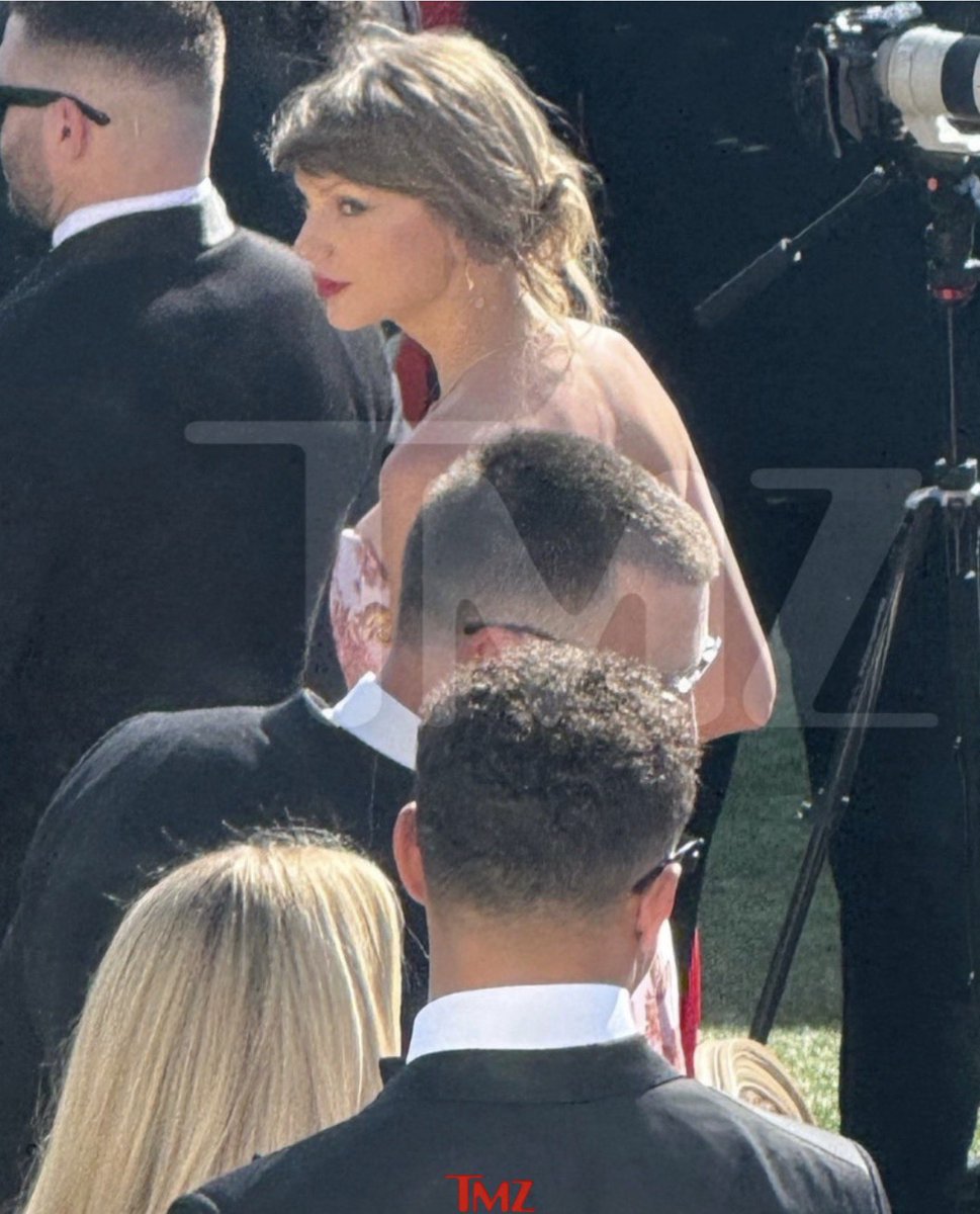 venusopalite13's tweet photo. Princess Taylor 😭🩷 https://t.co/h0arU0v8Hh