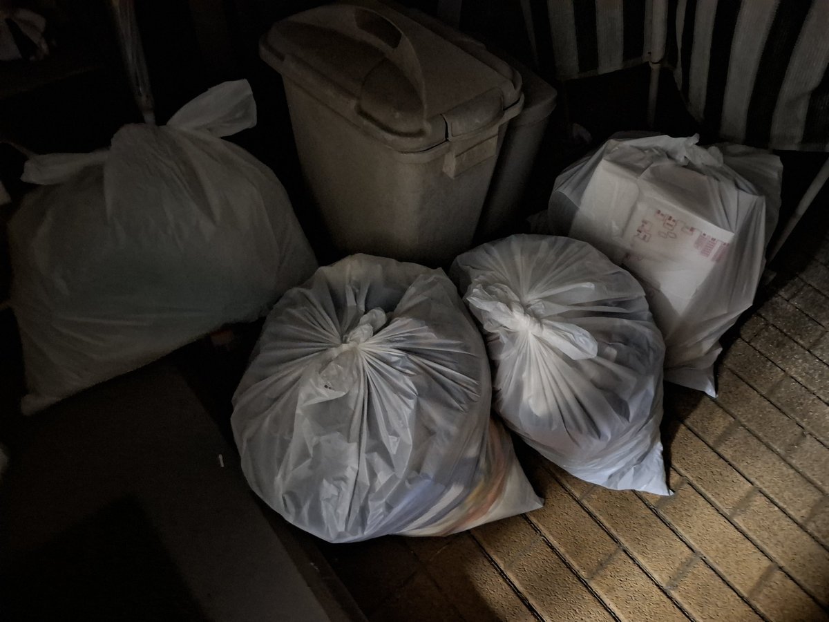 断捨離で衣装も服もちょこちょこ捨てた。が、部屋は片付いた気がしない