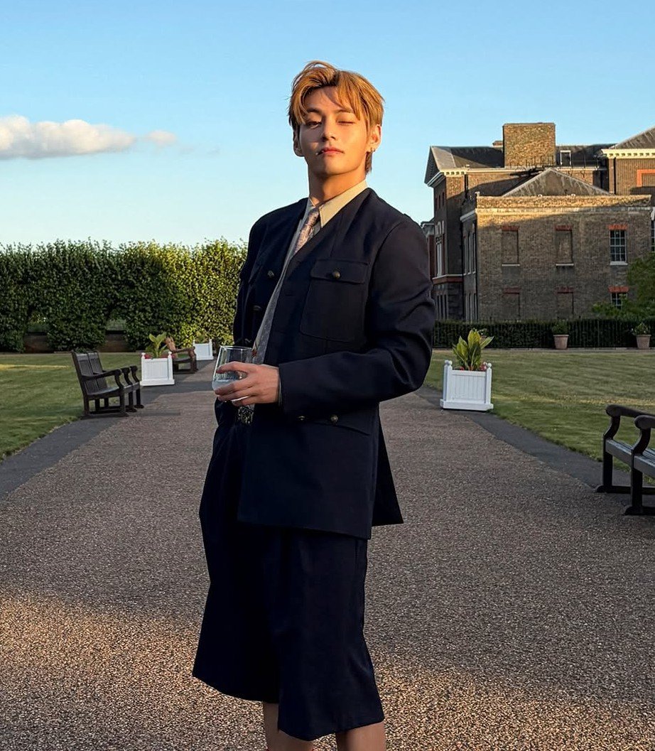 archivefortae's tweet photo. LONDON BOY TAEHYUNG https://t.co/xA9mTCe6fe