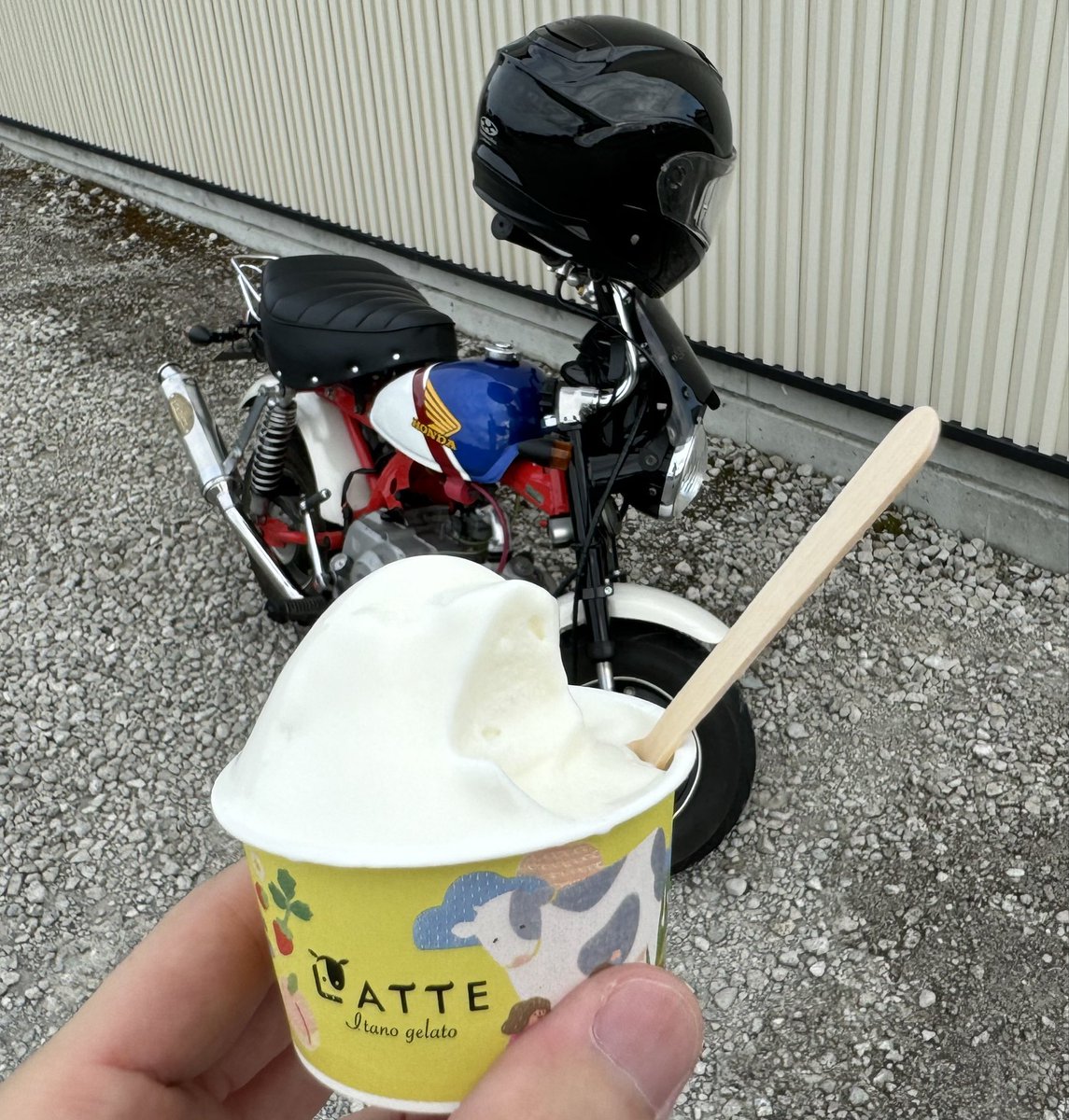 shinobru's tweet photo. 久しくモンキー🛵💨
「夏アイス　外出た途端　溶けていくw🍦🫠」
#バイク 
#俳句 
#モンキー 
#バイクと俳句似てんなー https://t.co/AE3lkiPr5n