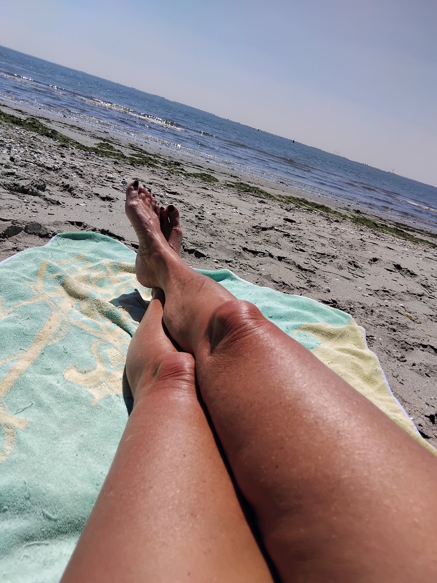 yvonne_schuit's tweet photo. Relaxing   on the beach
🌞
I love it,  making my head empty https://t.co/7n4glER6sX
