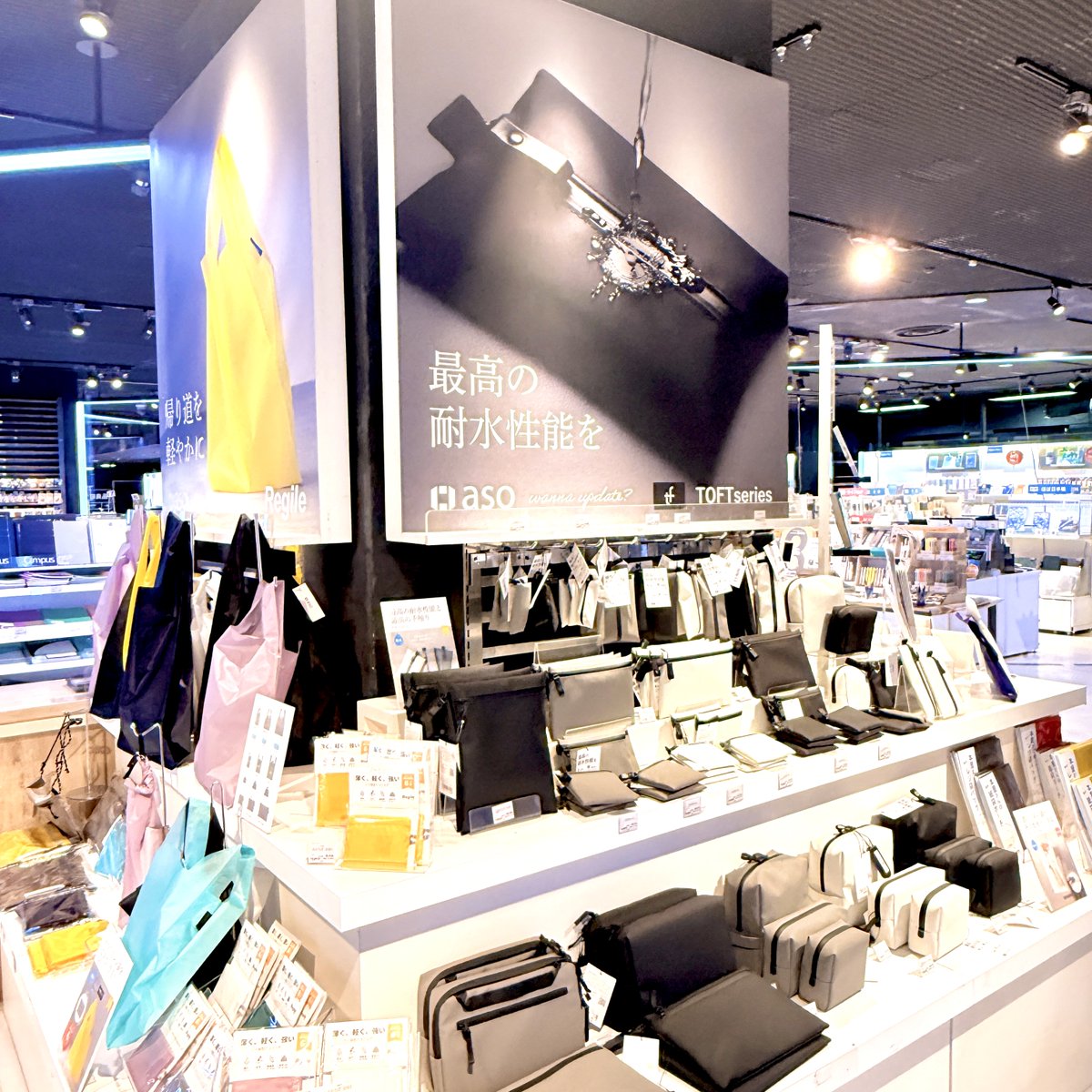 LOFT_SHIBUYA's tweet photo. ＼毎日に、ちょうどいい。／
👉aso POPUP
毎日をちょっと快適にしてくれる、
バッグ・ポーチ・ブックカバーなどを
そろえました🙌✨
暮らしに寄り添って
日常をアップデートしてくれるアイテムを
ぜひ店頭で見つけてみてください！

■～8/10(月)

◇B1階 https://t.co/BYQkXDz9Ba