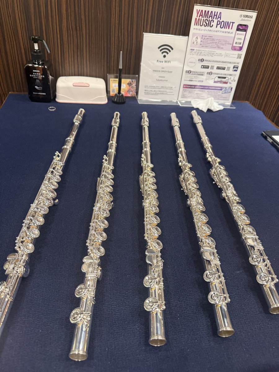 neppaflute's tweet photo. 私にしては珍しく同機種5本からのフルート選定の日でした➰
こんなに並んでると壮観！笑

生徒さんに気に入って頂ける一本を選ぶ瞬間はやっぱメチャクチャ嬉しいですね☺️
よりフルートが好きになって貰えますように！と思いながら選んでます💪 https://t.co/aK5RcnIzta