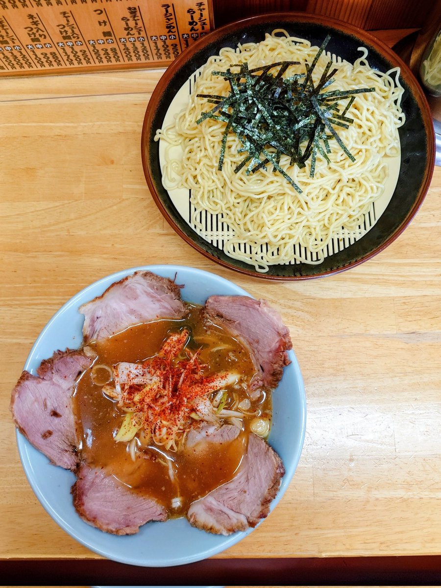 iacorporation's tweet photo. 自家製麺 らーめん・つけ麺専門店 一本槍
ネギチャーシューつけ麺 大

相模原市の奥の方、相模原がんこの近くですね。辛味と酸味のつけ汁と細ちぢれ麺の昔ながらのスタイルですがここでしか味わえないオンリーワン感あります。14時過ぎでも客足途絶えず人気店ぽい。とても美味しかった。 https://t.co/nQdF46oN1Y