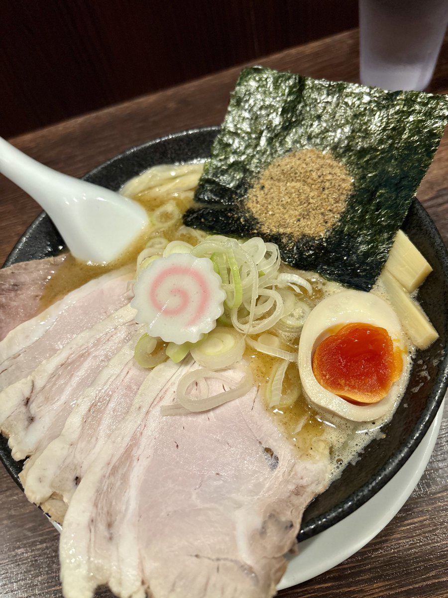 Ki43M45's tweet photo. 麺屋ぜくう
【夜限定】魚介チャーシュー麺 https://t.co/Ps7jxxtEzD