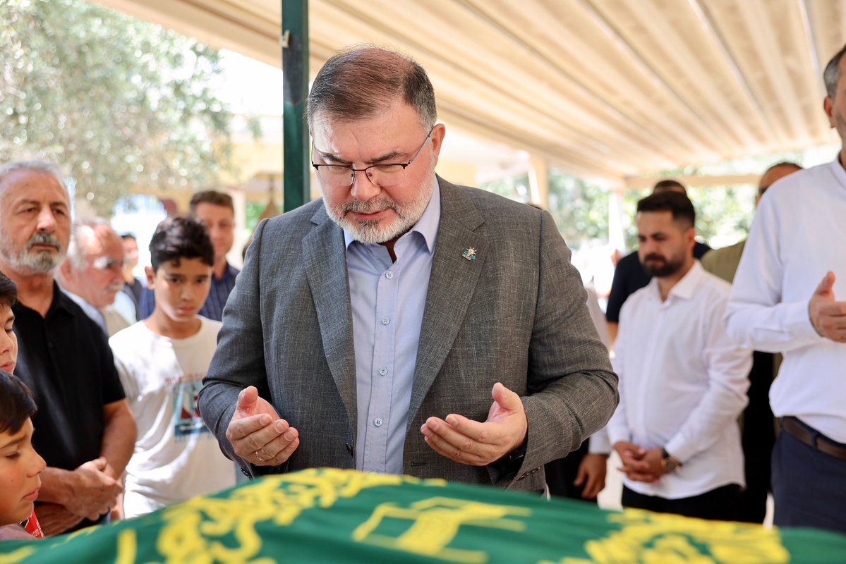 Bilalsaygili's tweet photo. Teşkilatımızın dava neferlerinden, Bayraklı İlçe Yönetim Kurulu Üyemiz, kıymetli abimiz Abdullah Yurt’u; Bayraklı Osmangazi Mahallesi Çarşı Camii’nden okunan dualar eşliğinde Hakk’a uğurladık.

Rabbimizden merhum yol arkadaşımız Abdullah Yurt’a rahmet, mağfiret ve cennet-i firdevs niyaz ediyor; kederli ailesine, yakınlarına ve teşkilatımıza sabr-ı cemil diliyorum. 

Mekânı cennet, makamı âli olsun.