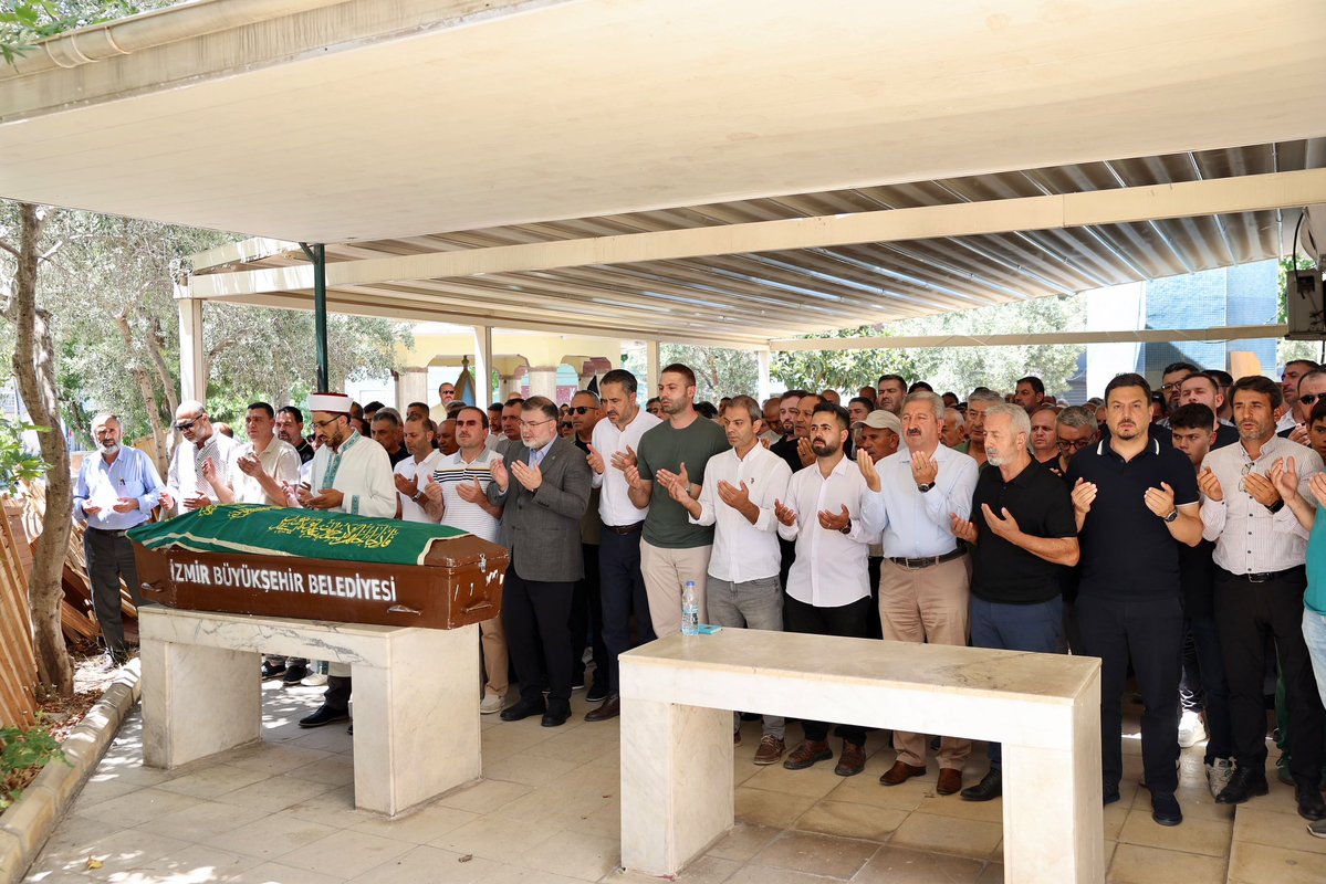 Bilalsaygili's tweet photo. Teşkilatımızın dava neferlerinden, Bayraklı İlçe Yönetim Kurulu Üyemiz, kıymetli abimiz Abdullah Yurt’u; Bayraklı Osmangazi Mahallesi Çarşı Camii’nden okunan dualar eşliğinde Hakk’a uğurladık.

Rabbimizden merhum yol arkadaşımız Abdullah Yurt’a rahmet, mağfiret ve cennet-i firdevs niyaz ediyor; kederli ailesine, yakınlarına ve teşkilatımıza sabr-ı cemil diliyorum. 

Mekânı cennet, makamı âli olsun.