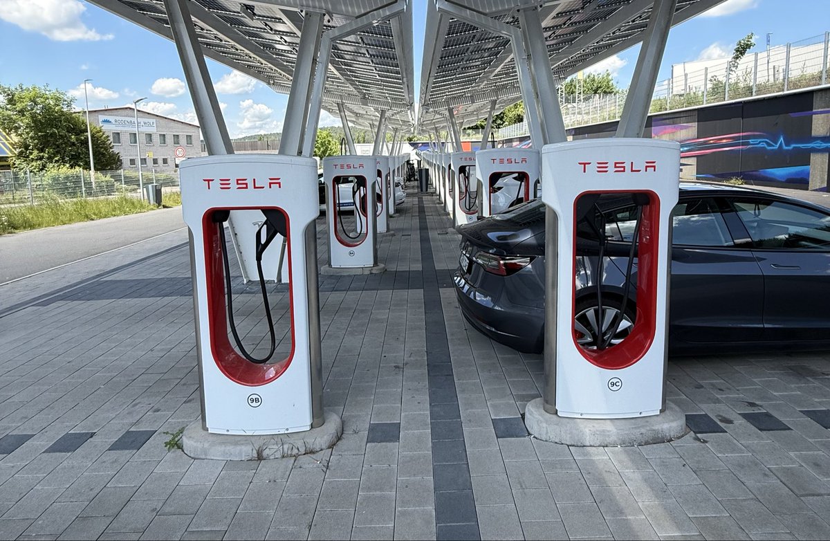 latecurve's tweet photo. Mit einem Tesla sind lange Urlaubsfahrten doch super nervig. Oder?

Genau diese Frage höre ich immer von bekannten.

Nein. Ein Beispiel:

Von Süddeutschland nach Kroatien fahren wir je nach Ziel rund 800 km.

Unterwegs laden wir zweimal für je etwa 30 Minuten.
Um mit genug Ladung am Ziel anzukommen.

Früher hieß es: tanken, Toilette, weiter.

Heute stecken wir das Auto an, gehen eine Runde spazieren oder setzen uns in Ruhe zum Essen.

Das Auto ist trotzdem immer vor uns fertig.

Ich hätte nie gedacht, dass mich ein Elektroauto beim Reisen entschleunigt.

Heute möchte ich genau das nicht mehr missen.