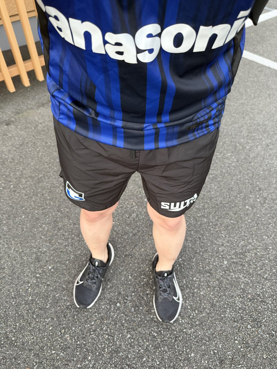 suitiscool's tweet photo. 年確今日もされたし
先日18の子に同い年くらいと言われて浮かれ喜ぶ短パンおじさんです🥳
今日履いてたのはもう少し短い痴女丈おじさんです

あと裸足ランシュー https://t.co/Y0lqkQpM5d