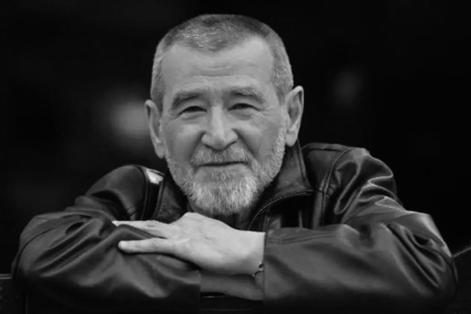 _filizof's tweet photo. Ve gözleri uzak yamaçlarda 
aranıp dururken bir şeyleri 
sessiz ve sakin beklemekte 
bekledikçe bileylenen yürek 

Belli ki dağların, denizlerin
ve göllerin üzerinden 
sıyrılıp gelmektedir seher 
Belli ki yakındır 
doğayı ve hayatı sarsacak saat
#OxirBe #AhmetTELLİ #SıyrılıpGelen https://t.co/d1YAHqTMyQ