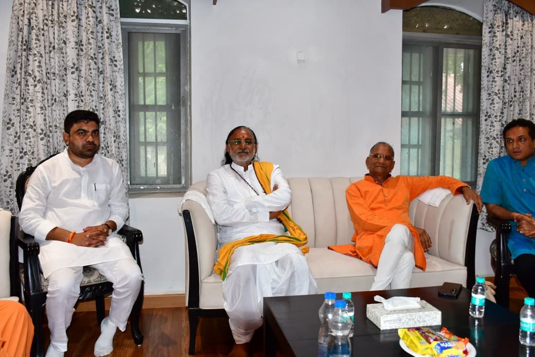 Surajvasava20's tweet photo. આજ રોજ સોનગઢ સર્કિટ હાઉસ ખાતે સતાધાર ધામના મહંત પૂજ્ય શ્રી વિજયબાપુ, પ્રયોશા પ્રતિષ્ઠા, ડાંગના પરમ પૂજ્ય પી.પી. સ્વામીજી તેમજ ઉદ્યોગપતિ અને રાજ્યસભાના સાંસદ શ્રી @GovindLDholakia જીના આગમન પ્રસંગે તેમનું હાર્દિક સ્વાગત કર્યું અને શુભેચ્છા મુલાકાત કરી.

આ પાવન મુલાકાત દરમિયાન સમાજસેવા, આધ્યાત્મિકતા અને રાષ્ટ્રહિતના વિવિધ વિષયો પર સૌહાર્દપૂર્ણ સંવાદ કરવાનો અવસર મળ્યો.