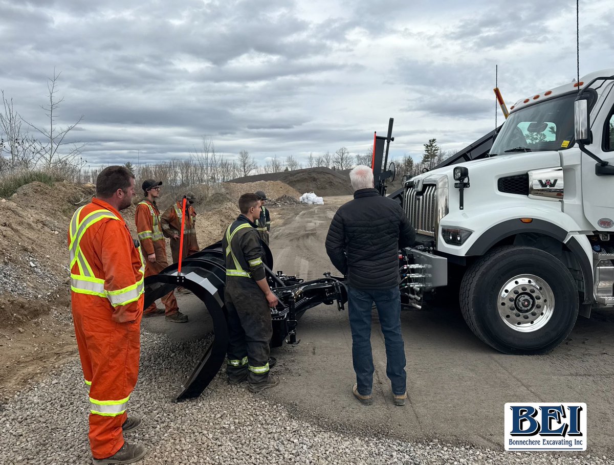 bonnechereexc's tweet photo. New equipment, new knowledge. In preparation for the Maintenance contract, our shop staff got some tutelage about how to remove and reattach plow blades on our new truck. Practice makes perfect!
#renfrewcounty #ottawavalley #constructionlife #tradesrock #thebigblue https://t.co/IDzGXgVhuB