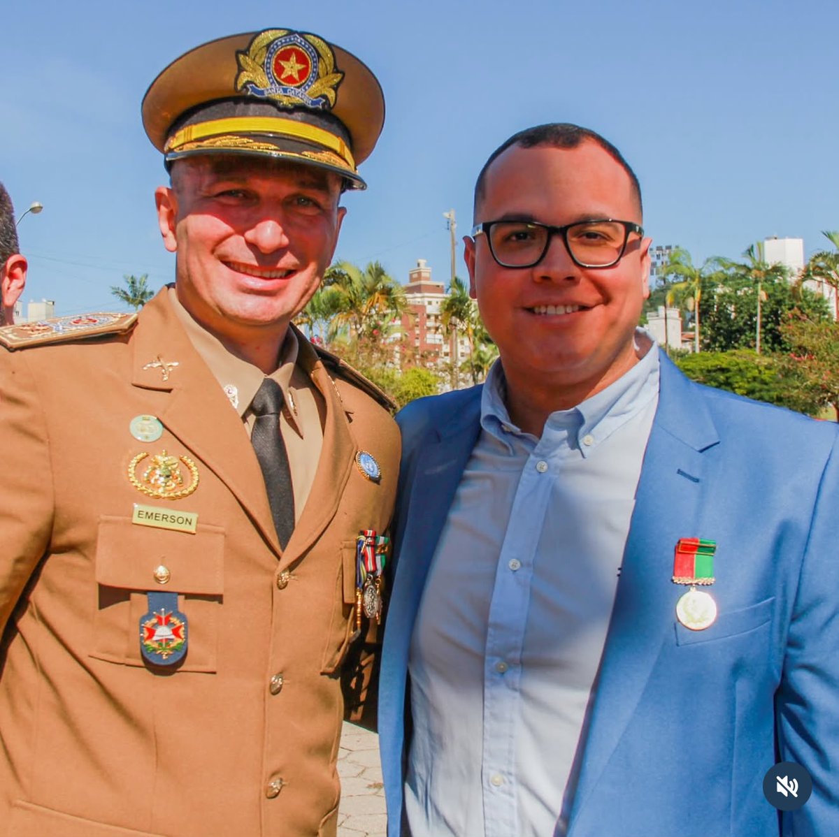 camasao50's tweet photo. Você já viu traficante condenado ganhar medalha de amigo da Polícia Militar? No governo Jorginho em Santa Catarina, pode!

É isso mesmo. Lorran Barentin, condenado a 7 anos e 10 meses por tráfico de drogas e preso com três quilos de maconha em 2019, recebeu a medalha de "amigo da polícia militar" diretamente do comandante geral da PM, Emerson Fernandes, em março de 2026.

O governador Jorginho Mello não só estava presente no evento, como já destinou mais de R$ 600 mil ao "Jornal Razão", veículo em que Barentin é diretor e herdeiro, famoso por propagar fake news e fazer propaganda da extrema-direita.

Como se não bastasse, Jorginho visitou a sede do veículo e posou para fotos com o elemento usando tornozeleira eletrônica!

Estou oficiando o comandante geral da PM para que esta homenagem seja revogada. Está na hora de investigar os vínculos de oficiais da PM com este veículo de propaganda do bolsonarismo em Santa Catarina!