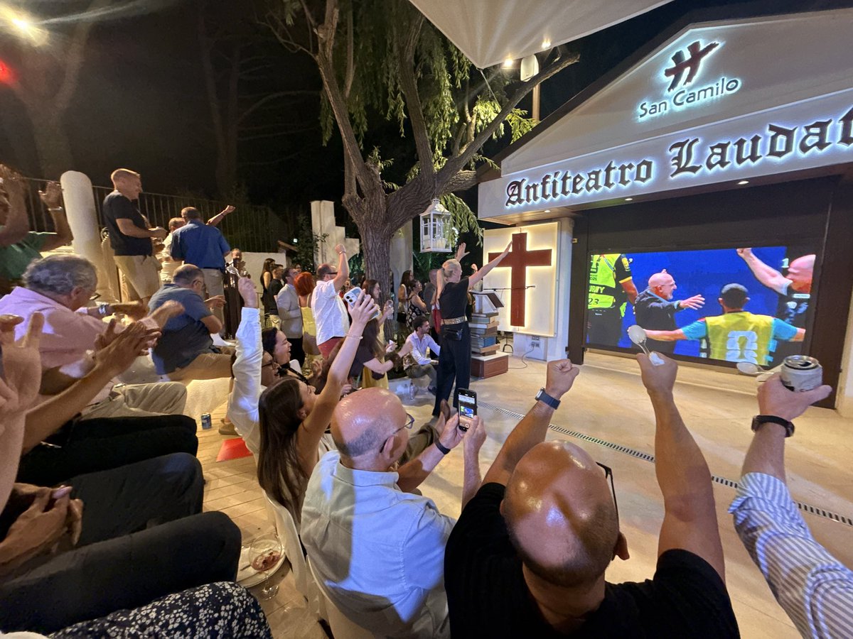 Humanizar_es's tweet photo. Noche de San Camilo que terminamos celebrando la victoria de España en el Mundial que nos llevará a seminales ⚽️⚽️👏🏻👏🏻👏🏻 https://t.co/xJgjvtwhgY