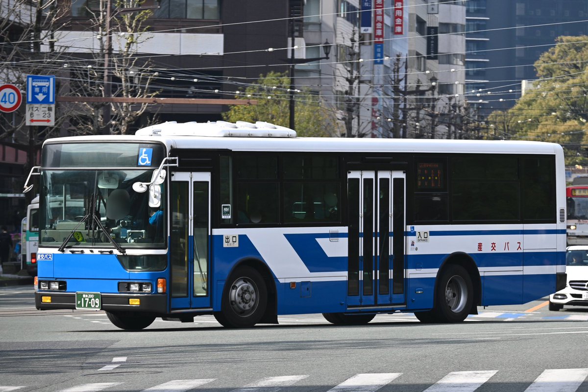 spacerunnerJM's tweet photo. 産交バス���名鉄バスから移籍したエアロスター。複数台移籍しておりセーフティーウィンドーや扉周りの塗装処理などバリエーションがあります。銀サッシまで黒くした1709の時は晴れてしまいこんな写真に…
・九州産交バス/熊本200か1680,熊本200か1708,熊本200か1680,熊本200か1709 https://t.co/4rfZIdWReR