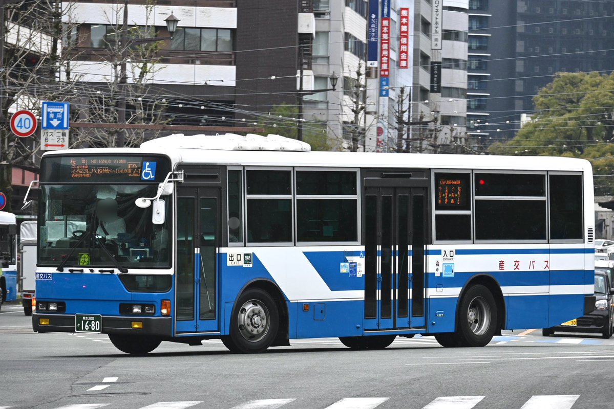 spacerunnerJM's tweet photo. 産交バス���名鉄バスから移籍したエアロスター。複数台移籍しておりセーフティーウィンドーや扉周りの塗装処理などバリエーションがあります。銀サッシまで黒くした1709の時は晴れてしまいこんな写真に…
・九州産交バス/熊本200か1680,熊本200か1708,熊本200か1680,熊本200か1709 https://t.co/4rfZIdWReR