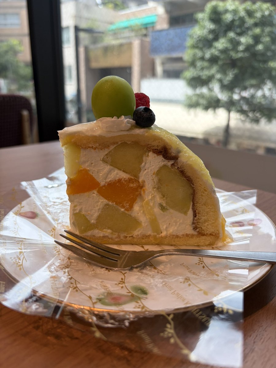 ___bread4's tweet photo. 桃パフェの値段に改めてビビり、ズコットの桃が売り切れていたのでマンゴーと桃のを🍑🥭 https://t.co/16S4bbnyDx