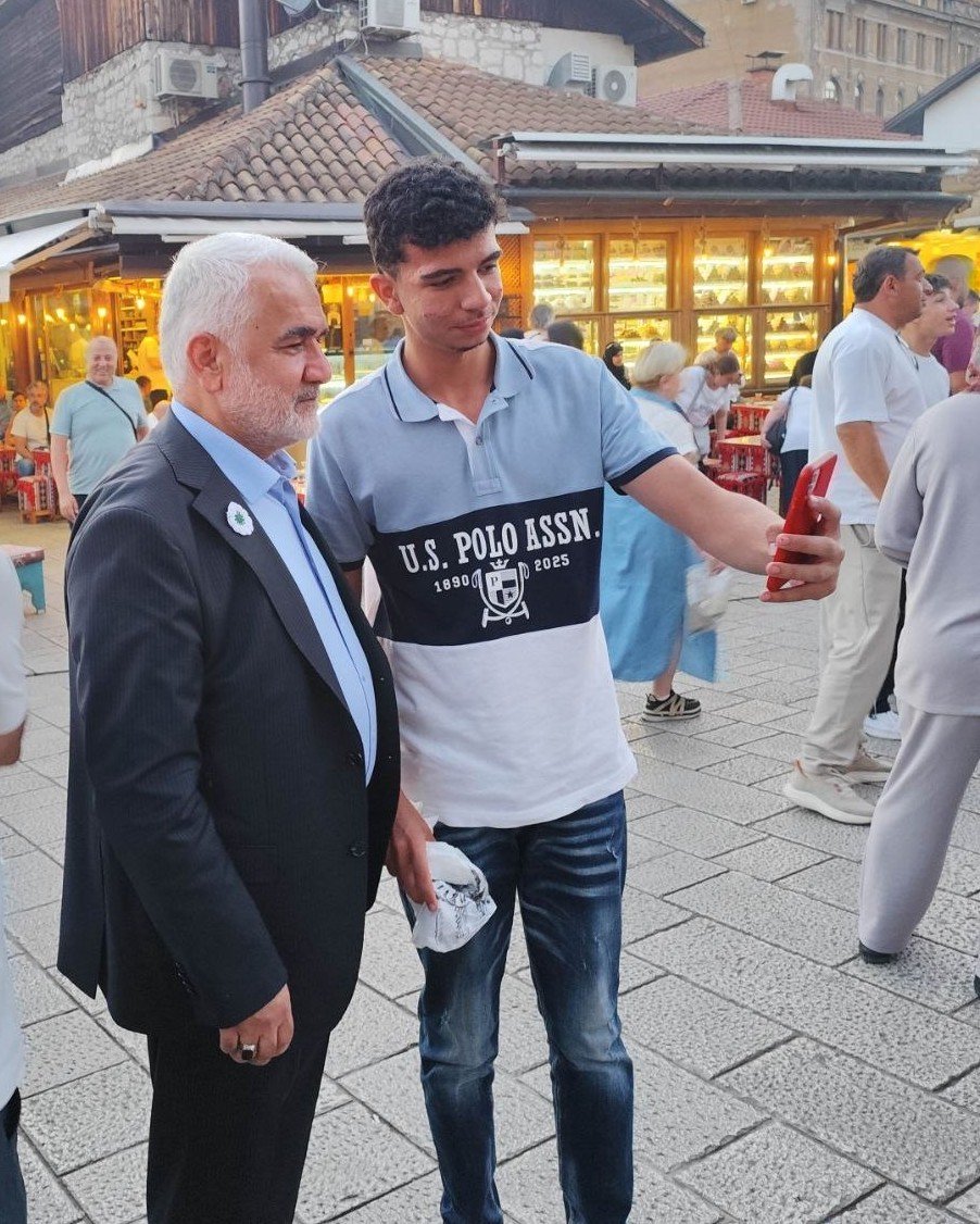 Hamdulah_ER's tweet photo. Srebrenitsa Katliamı'nın yıl dönümü etkinlikleri kapsamında Saraybosna'da bulunan Genel Başkanımıza halkın ilgisi yoğun... https://t.co/ONlHf2EyJH