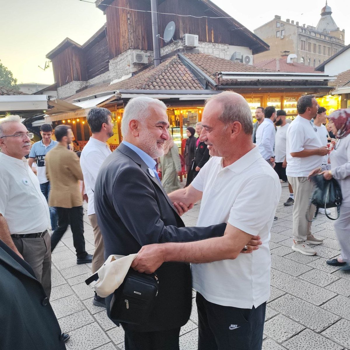 Hamdulah_ER's tweet photo. Srebrenitsa Katliamı'nın yıl dönümü etkinlikleri kapsamında Saraybosna'da bulunan Genel Başkanımıza halkın ilgisi yoğun... https://t.co/ONlHf2EyJH