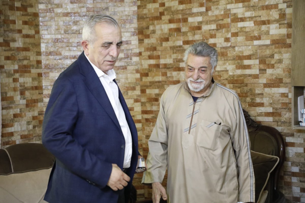 mostafa59625937's tweet photo. سعدت صباح اليوم السبت بزيارة الفنان محمد العبادي(أبو شريف) في منزله والاطمئنان عليه بعيد إجراء عملية جراحية تكللت بالنجاح.
شارك الفنان العبادي منذ بواكير مسيرته التي بدأت في أواخر الستينيات من القرن الماضي في المشهد الثقافي والفني من خلال كتابة وإخراج وتجسيد أدوار تاريخية وبدوية تركت أثرًا عميقًا في الذاكرة العربية والأردنية .
وارتبطت مسيرة الفنان العبادي الذي لعب دور البطولة في أول مسلسل أردني بالوجدان الأردني والعربي من خلال أعماله المسرحية والدرامية التي تمثلت القيم العربية الأصيلة والنبيلة. 
أمنياتنا لفنانا الكبير دوام الصحة والعافية والإبداع.