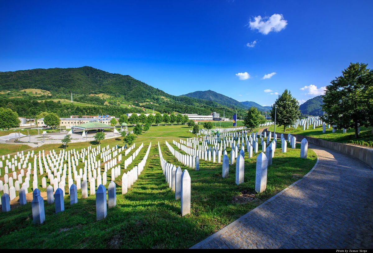 thefactualist_1's tweet photo. In July 1995, the Bosnian town of Srebrenica became the site of the worst mass murder on European soil since WWII. Over 8,000 Bosniak Muslim men and boys were systematically systematically executed in a matter of days. This is the history of the Srebrenica Genocide. 🧵 https://t.co/2HpYGhjoWc