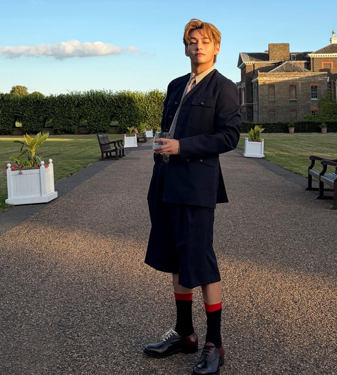 cypherrmyg's tweet photo. TAEHYUNG IS BRITISH LADS https://t.co/1sHlcRpeTU